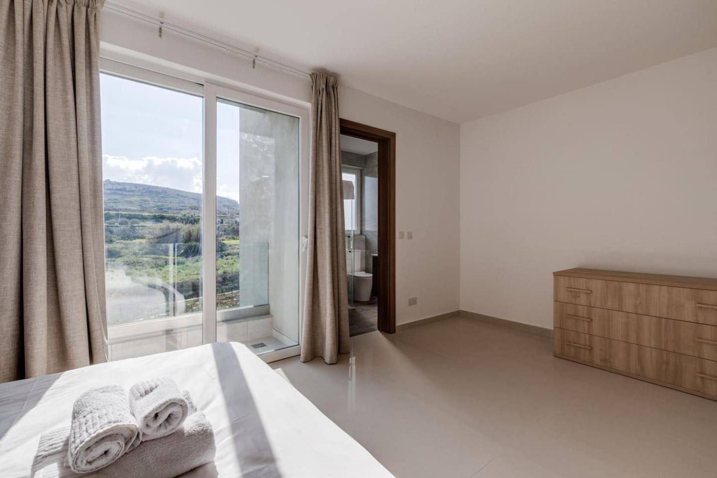 9Ten11 Seafront By Homely Mellieħa Εξωτερικό φωτογραφία
