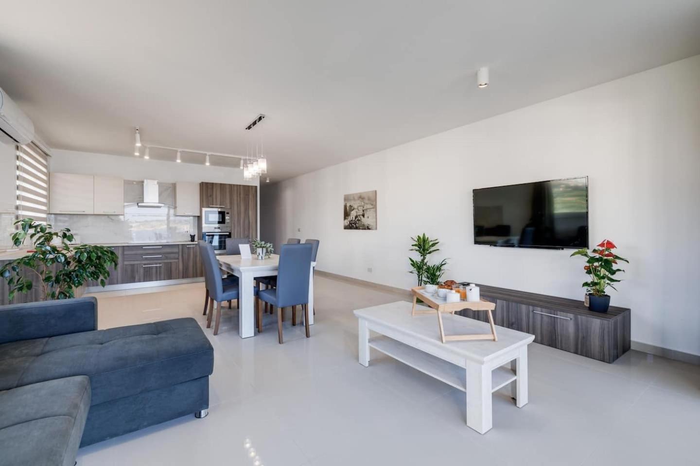 9Ten11 Seafront By Homely Mellieħa Εξωτερικό φωτογραφία